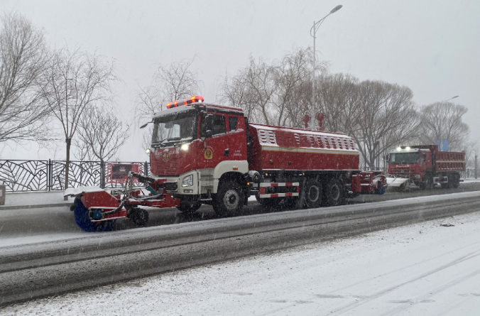盈峰環(huán)境除冰雪裝備全力投入破冰作業(yè)，助力北京道路交通安全